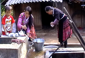 Từ nguồn vốn đầu tư của chương trình 135, người dân xã Hang Kia (Mai Châu) đã được sử dụng nước hợp vệ sinh